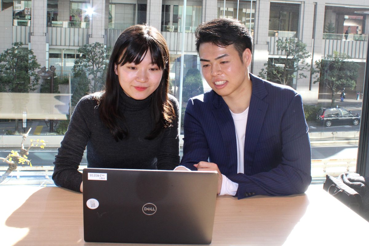 ノートPCの画面を見ながら話すメンバー2人。渋谷オフィスにて