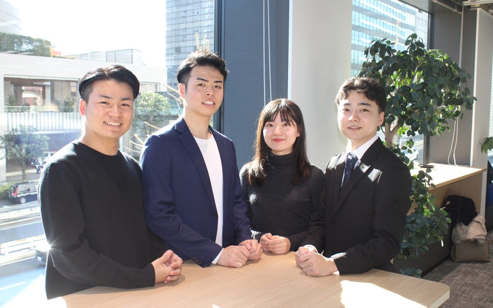 打ち合わせ席に並ぶRezonのメンバー