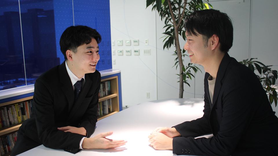 渋谷オフィスで向かい合って話すRezonのメンバー2人