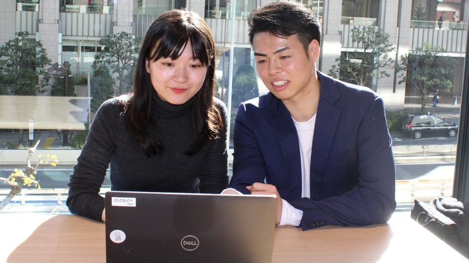 ノートPCの画面を一緒に見るRezonのメンバー2人